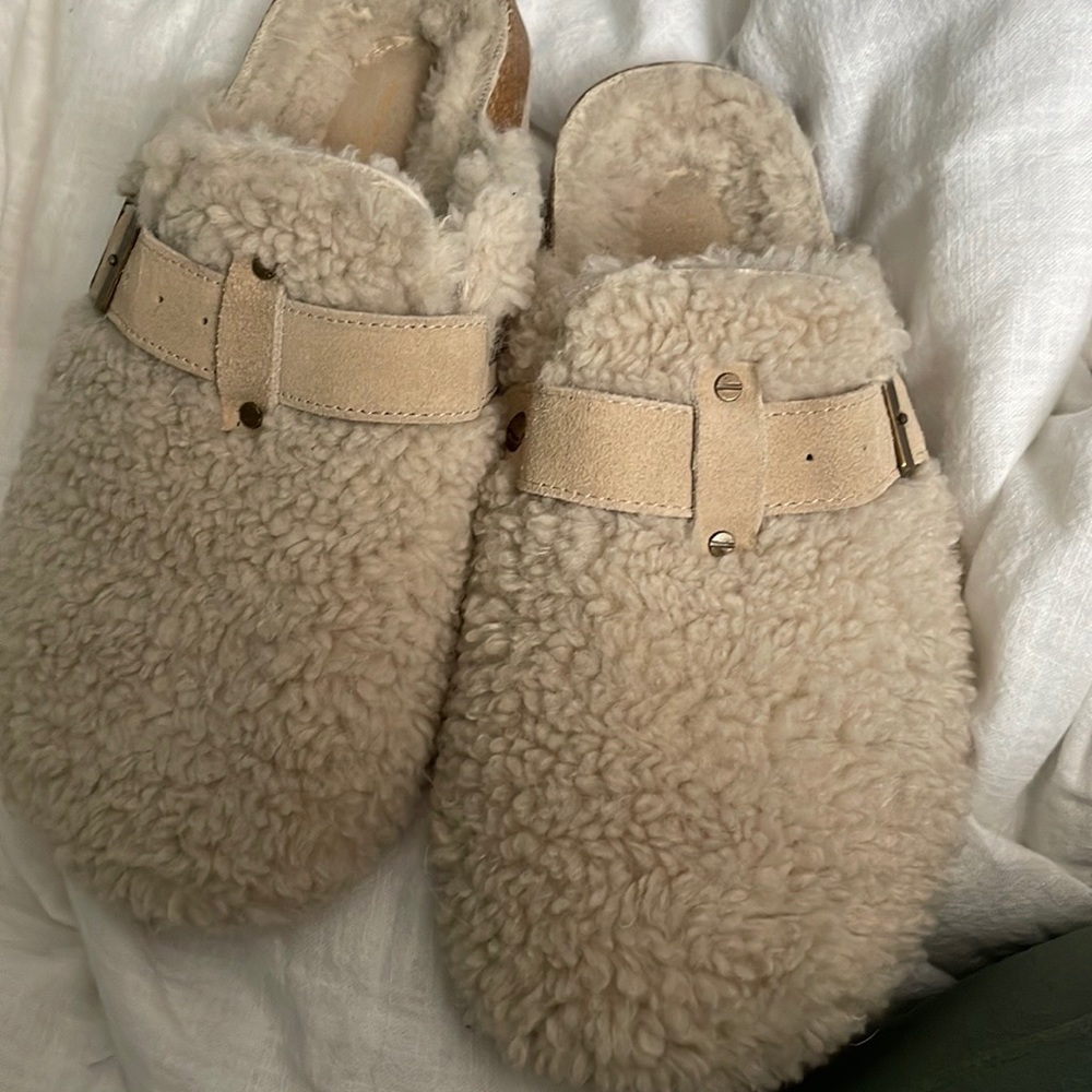 American Eagle Sherpa Clogs Size 7
